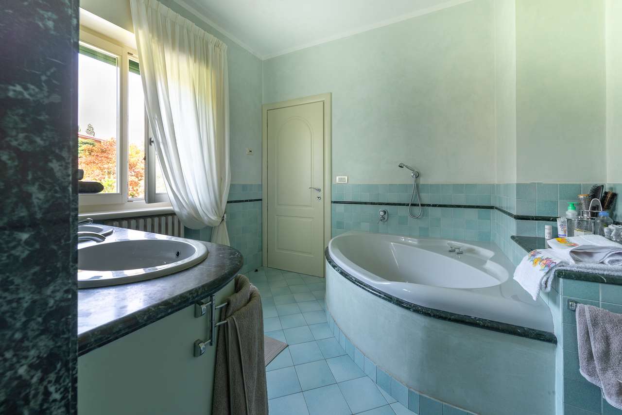 Villa in Garda mit 4SZ, 3 Bäder, Garage, Garten, traumhafter Seeblick
