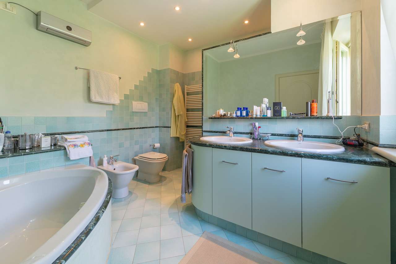 Villa in Garda mit 4SZ, 3 Bäder, Garage, Garten, traumhafter Seeblick