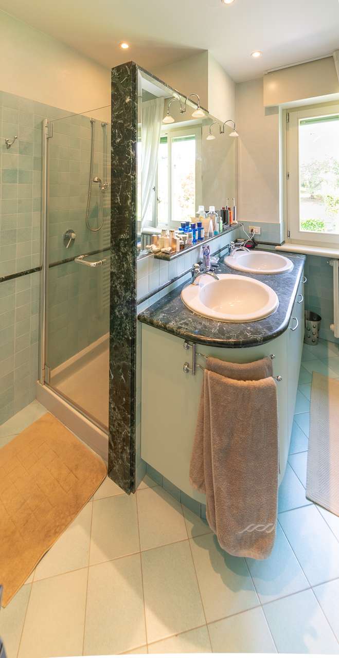 Villa in Garda mit 4SZ, 3 Bäder, Garage, Garten, traumhafter Seeblick