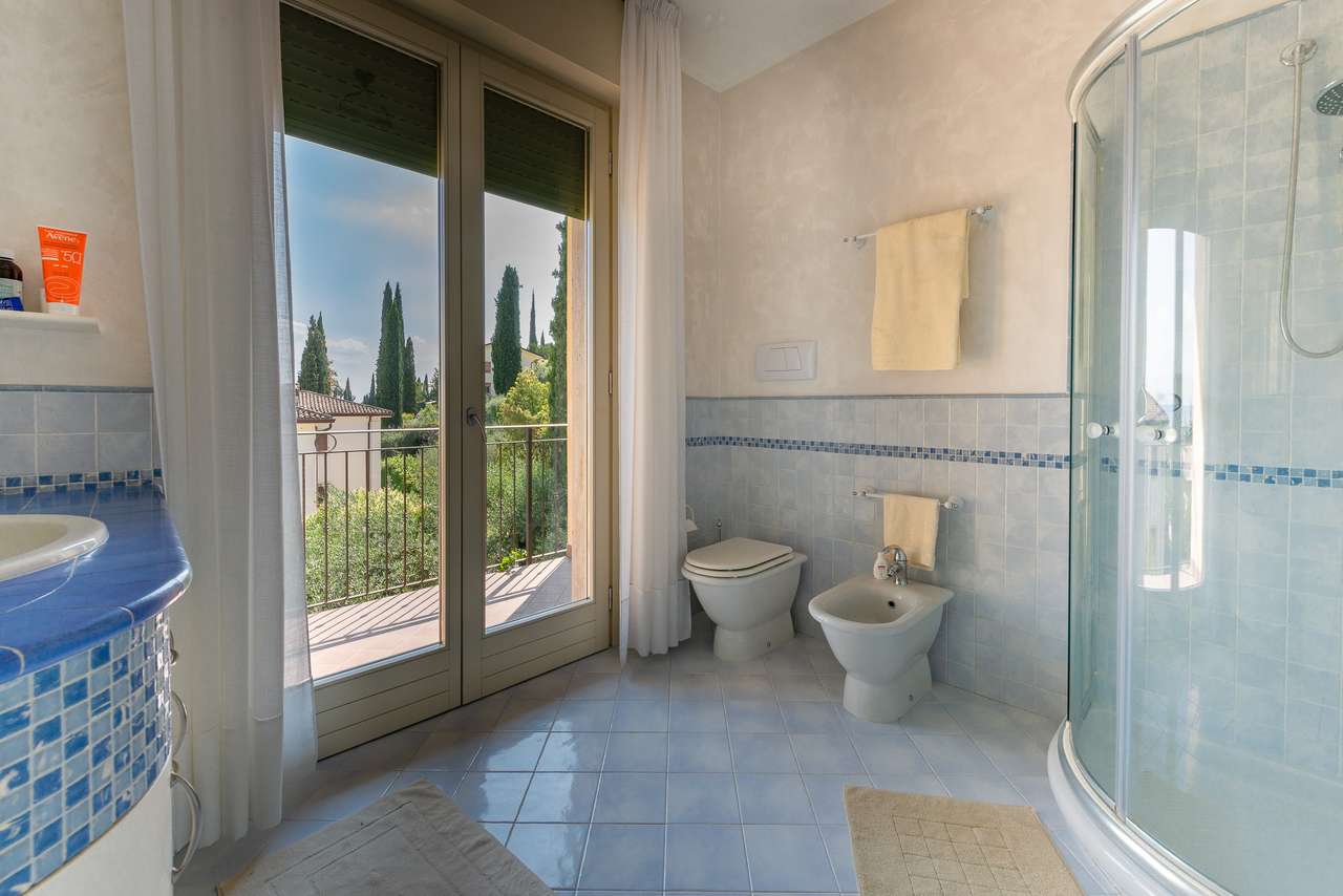 Villa in Garda mit 4SZ, 3 Bäder, Garage, Garten, traumhafter Seeblick