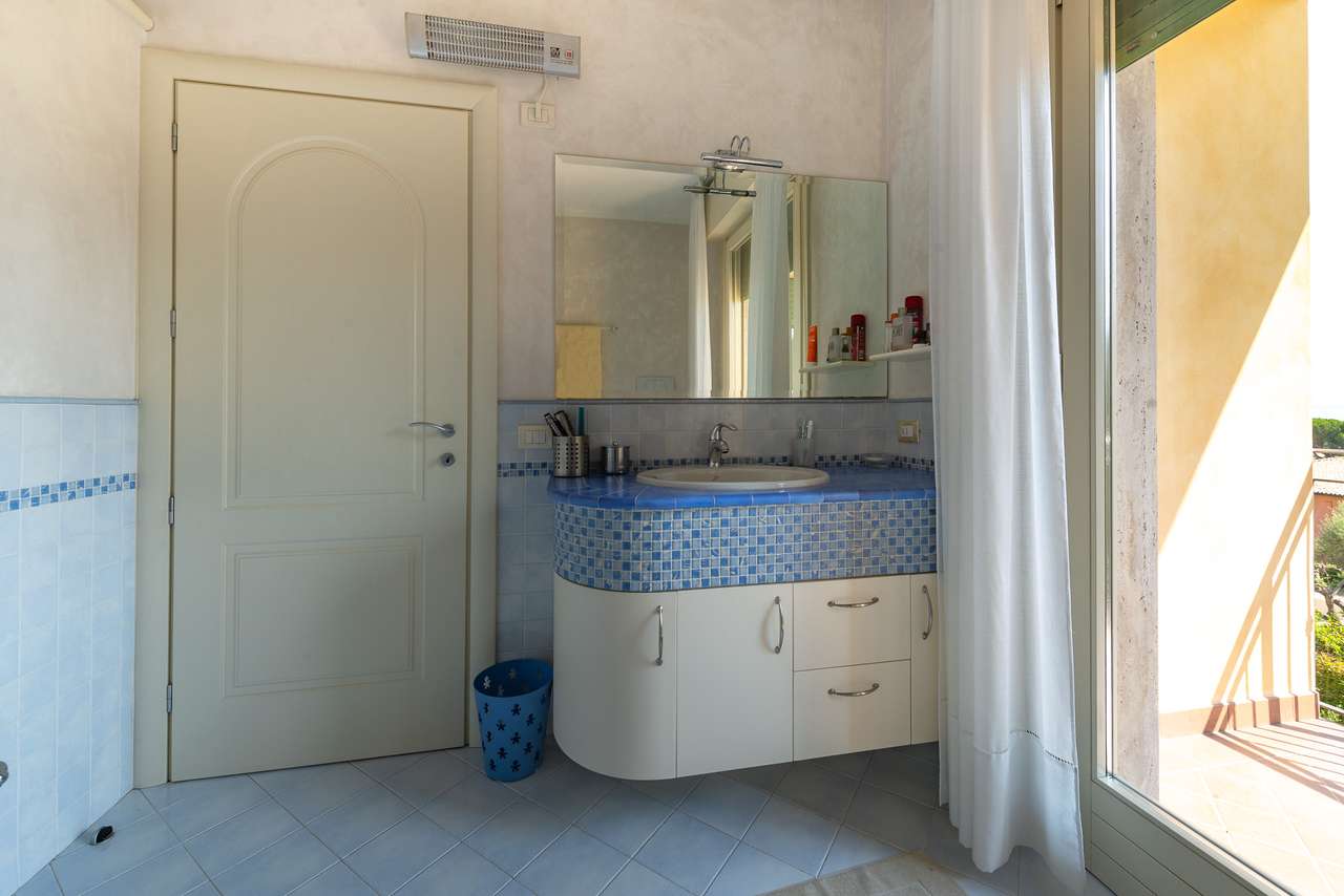 Villa in Garda mit 4SZ, 3 Bäder, Garage, Garten, traumhafter Seeblick
