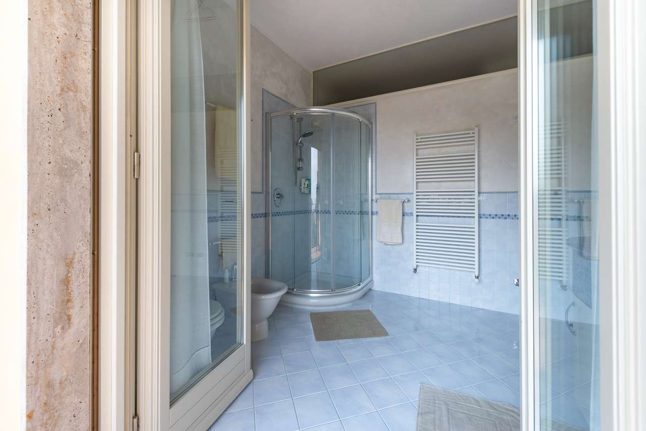 Villa in Garda mit 4SZ, 3 Bäder, Garage, Garten, traumhafter Seeblick