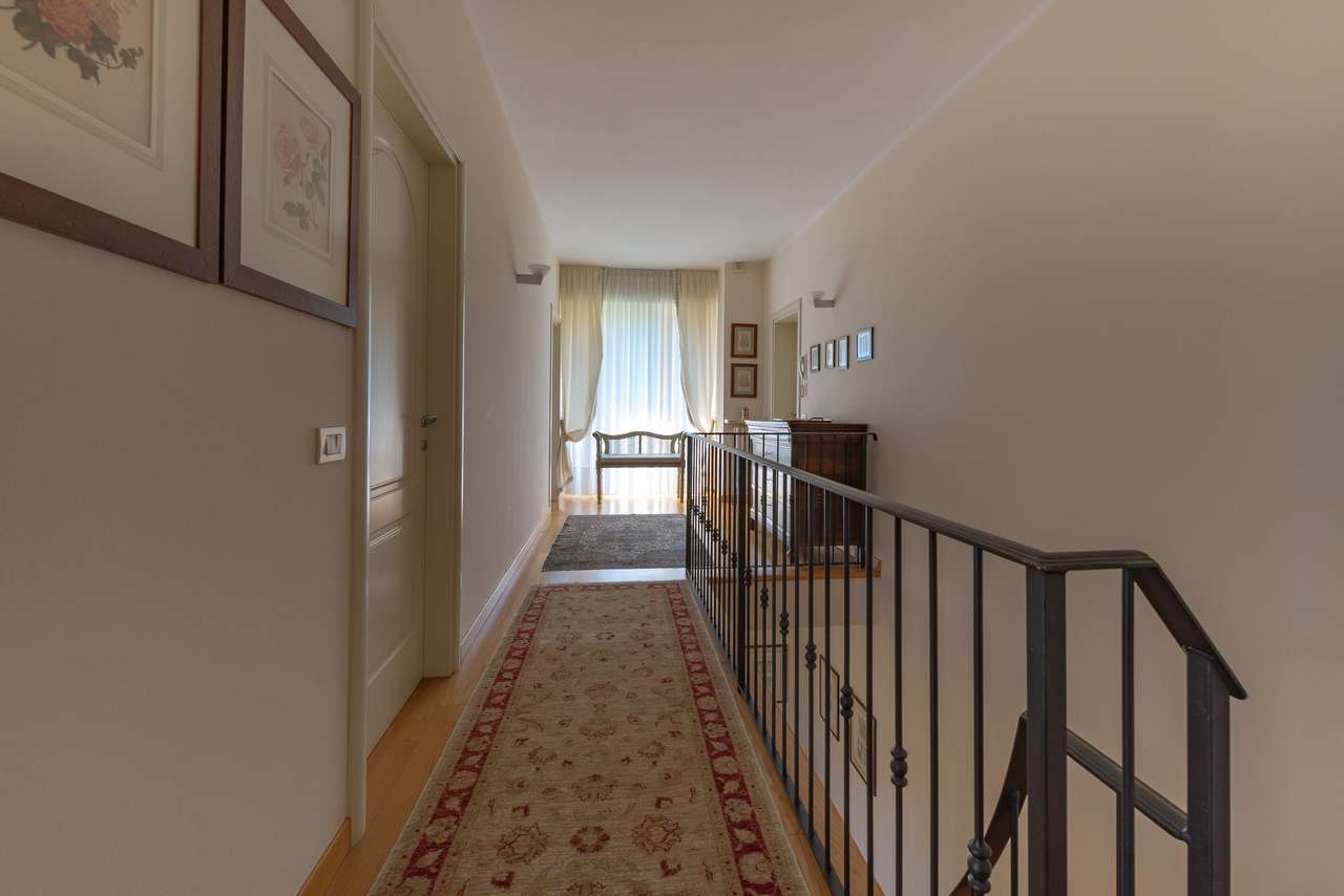 Villa in Garda mit 4SZ, 3 Bäder, Garage, Garten, traumhafter Seeblick
