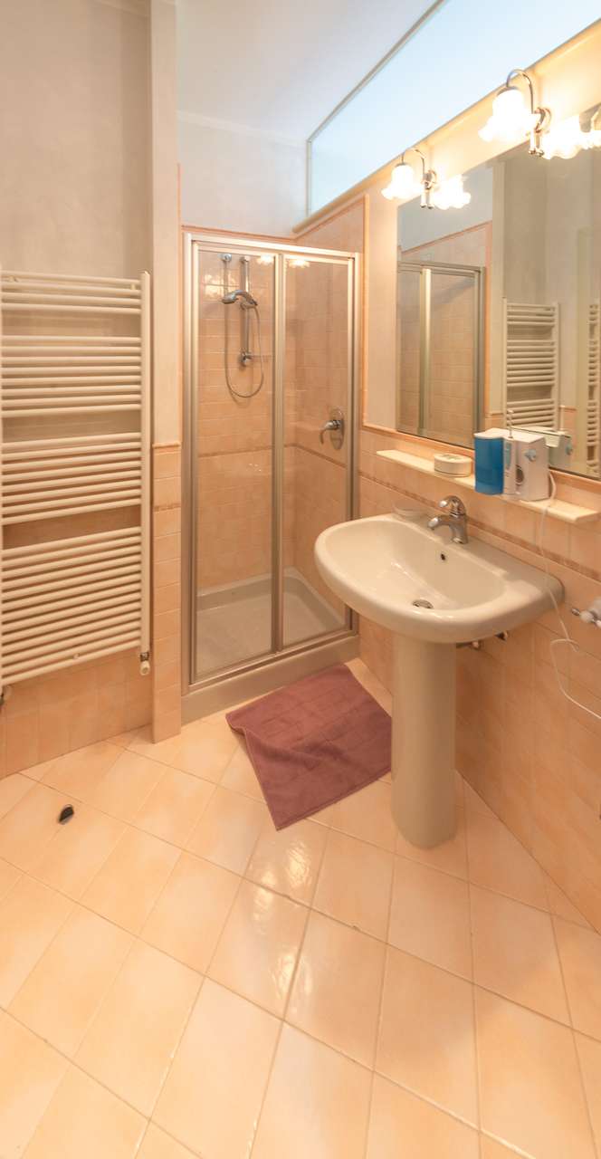 Villa in Garda mit 4SZ, 3 Bäder, Garage, Garten, traumhafter Seeblick