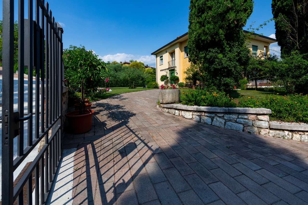 Villa in Garda mit 4SZ, 3 Bäder, Garage, Garten, traumhafter Seeblick