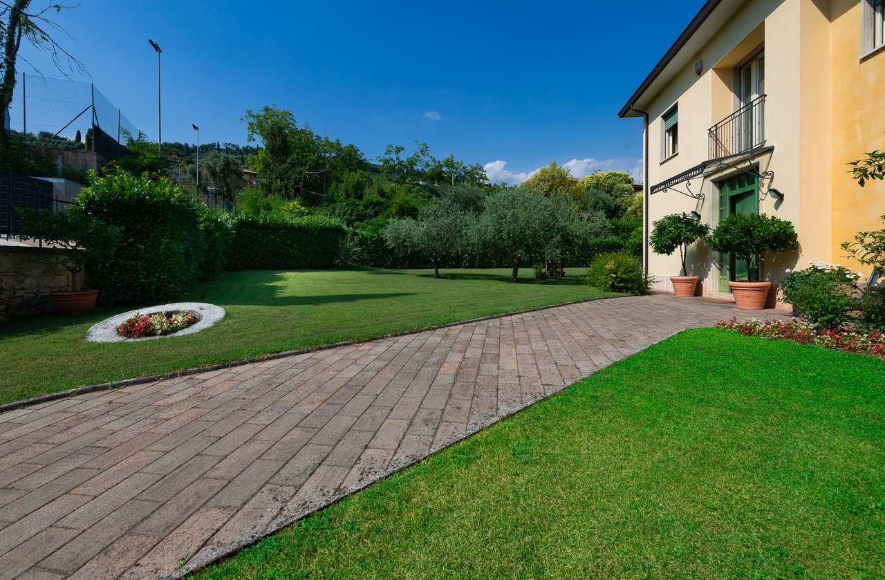 Villa in Garda mit 4SZ, 3 Bäder, Garage, Garten, traumhafter Seeblick