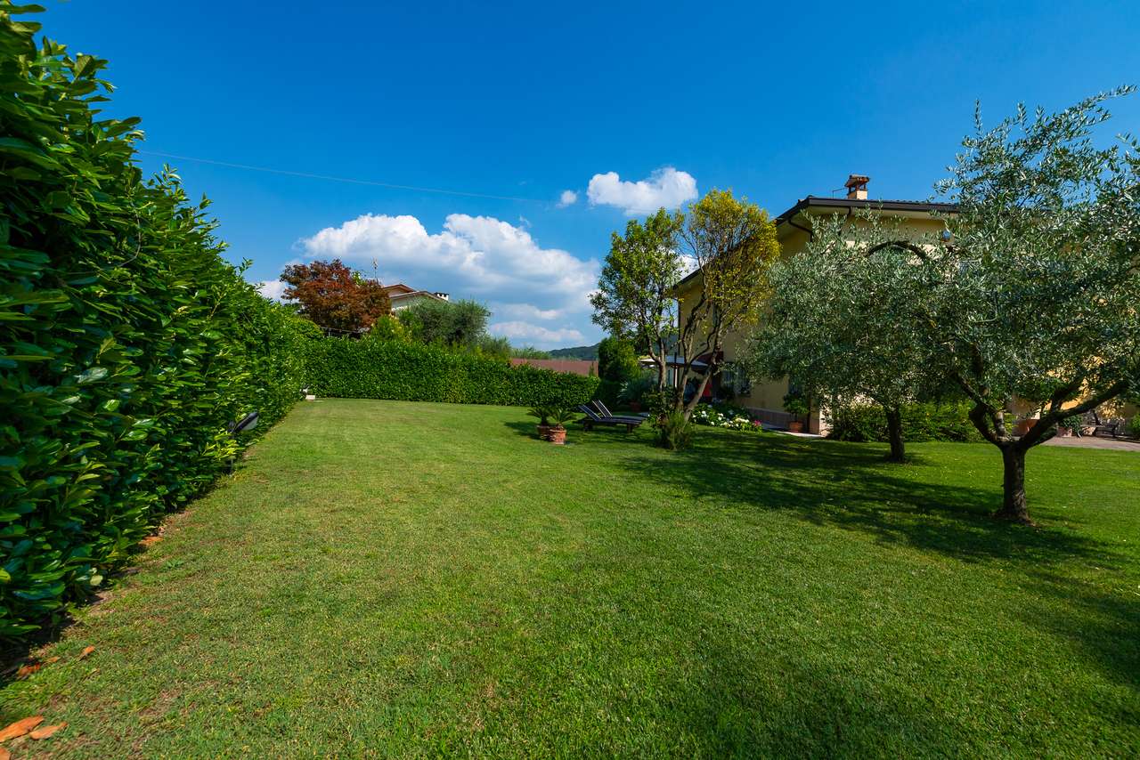 Villa in Garda mit 4SZ, 3 Bäder, Garage, Garten, traumhafter Seeblick