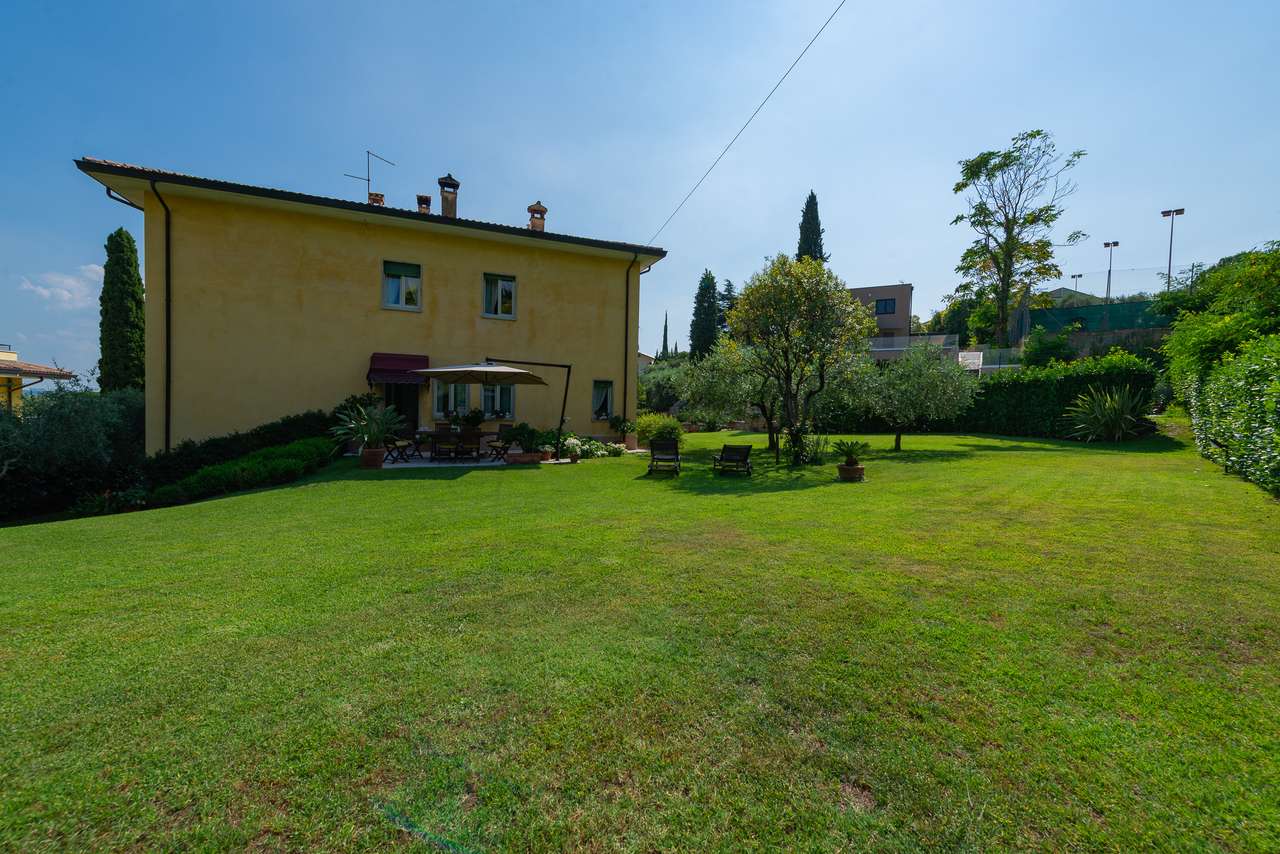 Villa in Garda mit 4SZ, 3 Bäder, Garage, Garten, traumhafter Seeblick