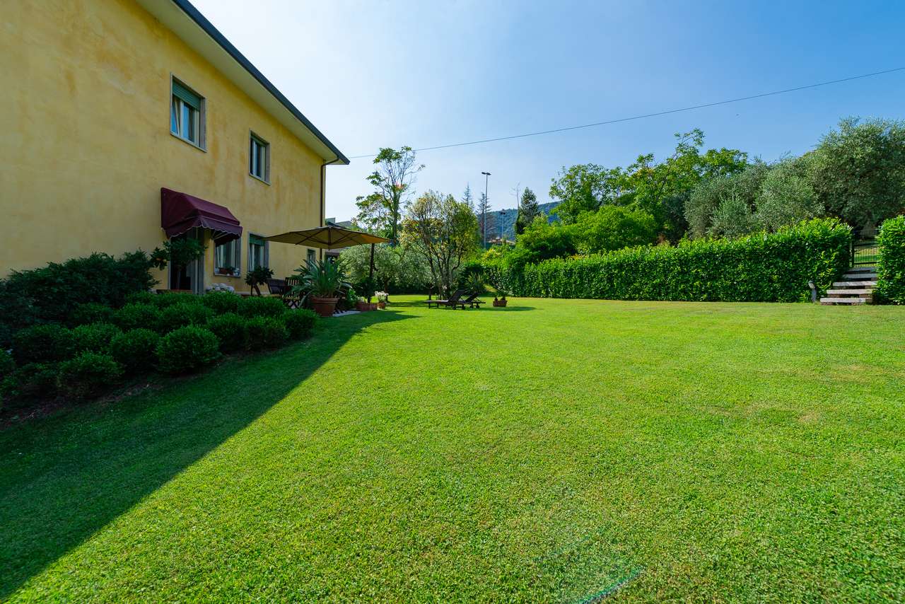 Villa in Garda mit 4SZ, 3 Bäder, Garage, Garten, traumhafter Seeblick