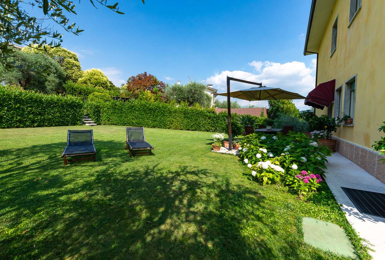 Villa in Garda mit 4SZ, 3 Bäder, Garage, Garten, traumhafter Seeblick