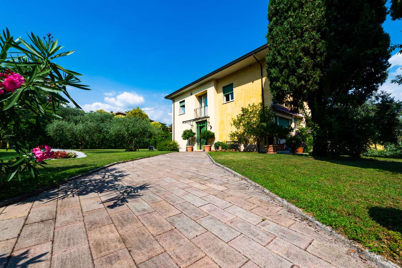 Villa in Garda mit 4SZ, 3 Bäder, Garage, Garten, traumhafter Seeblick