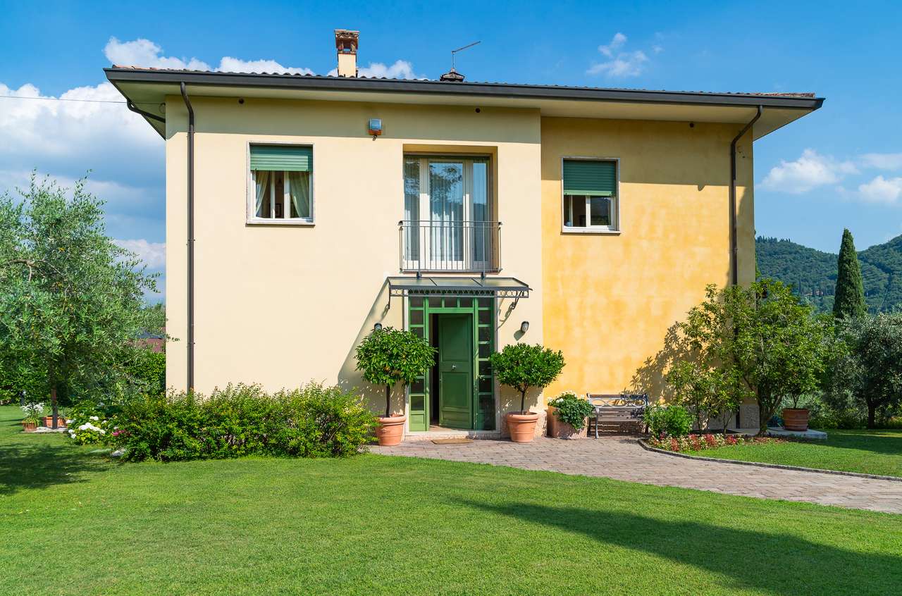 Villa in Garda mit 4SZ, 3 Bäder, Garage, Garten, traumhafter Seeblick