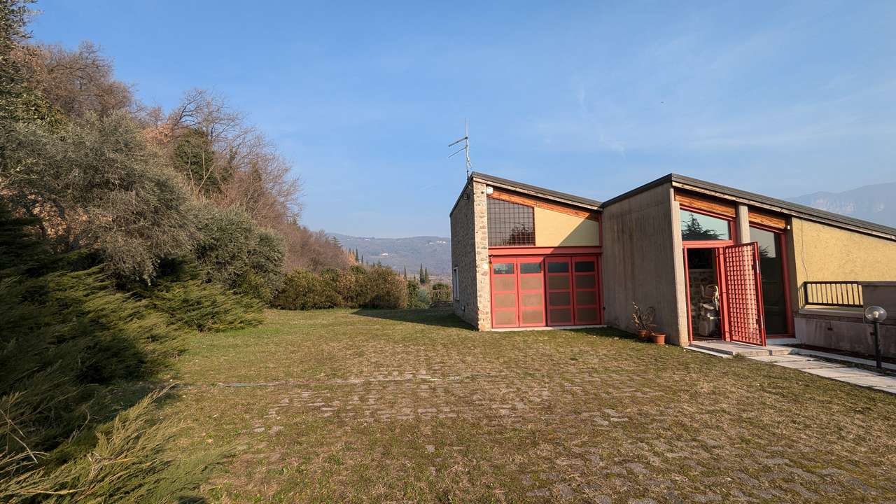 Prestigeträchtiges Architektenhaus in bester Lage Caprino Veronese am Gardasee