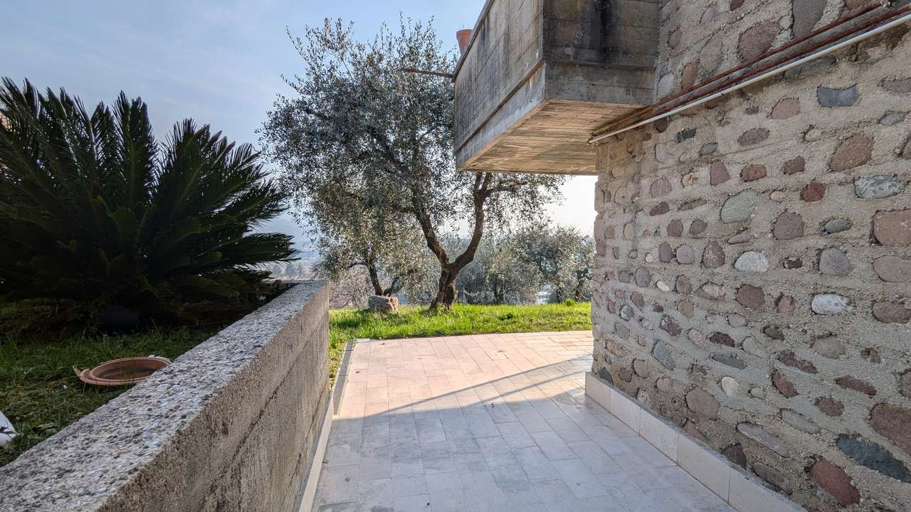 Prestigeträchtiges Architektenhaus in bester Lage Caprino Veronese am Gardasee