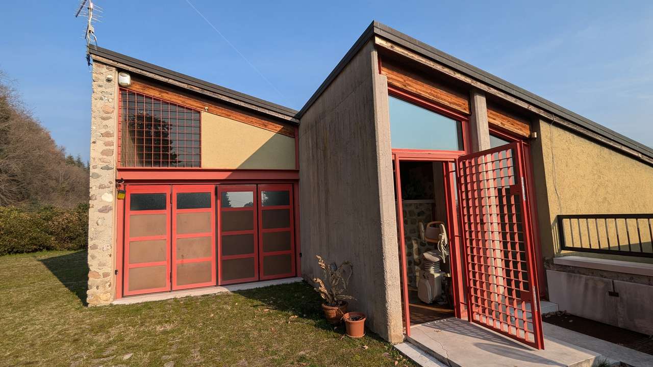 Prestigeträchtiges Architektenhaus in bester Lage Caprino Veronese am Gardasee