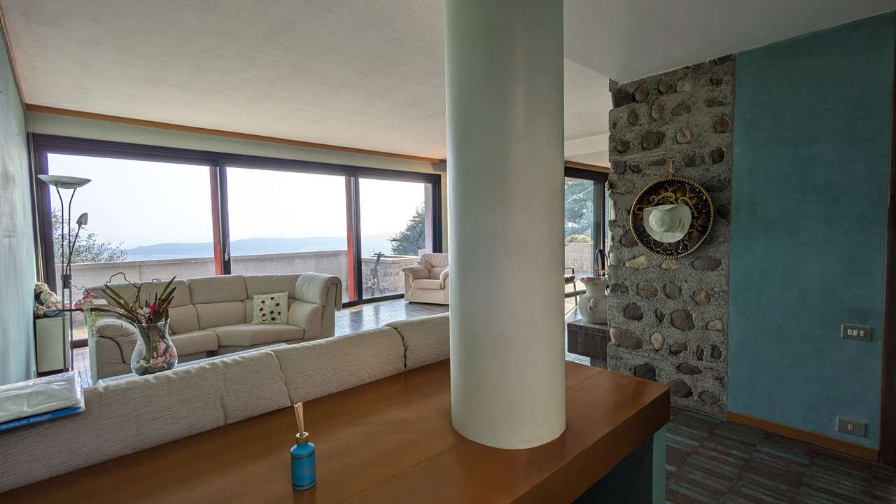 Prestigeträchtiges Architektenhaus in bester Lage Caprino Veronese am Gardasee