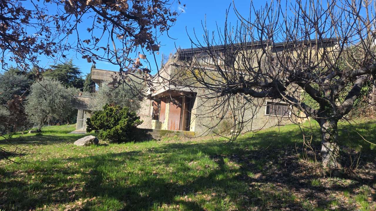 Prestigeträchtiges Architektenhaus in bester Lage Caprino Veronese am Gardasee