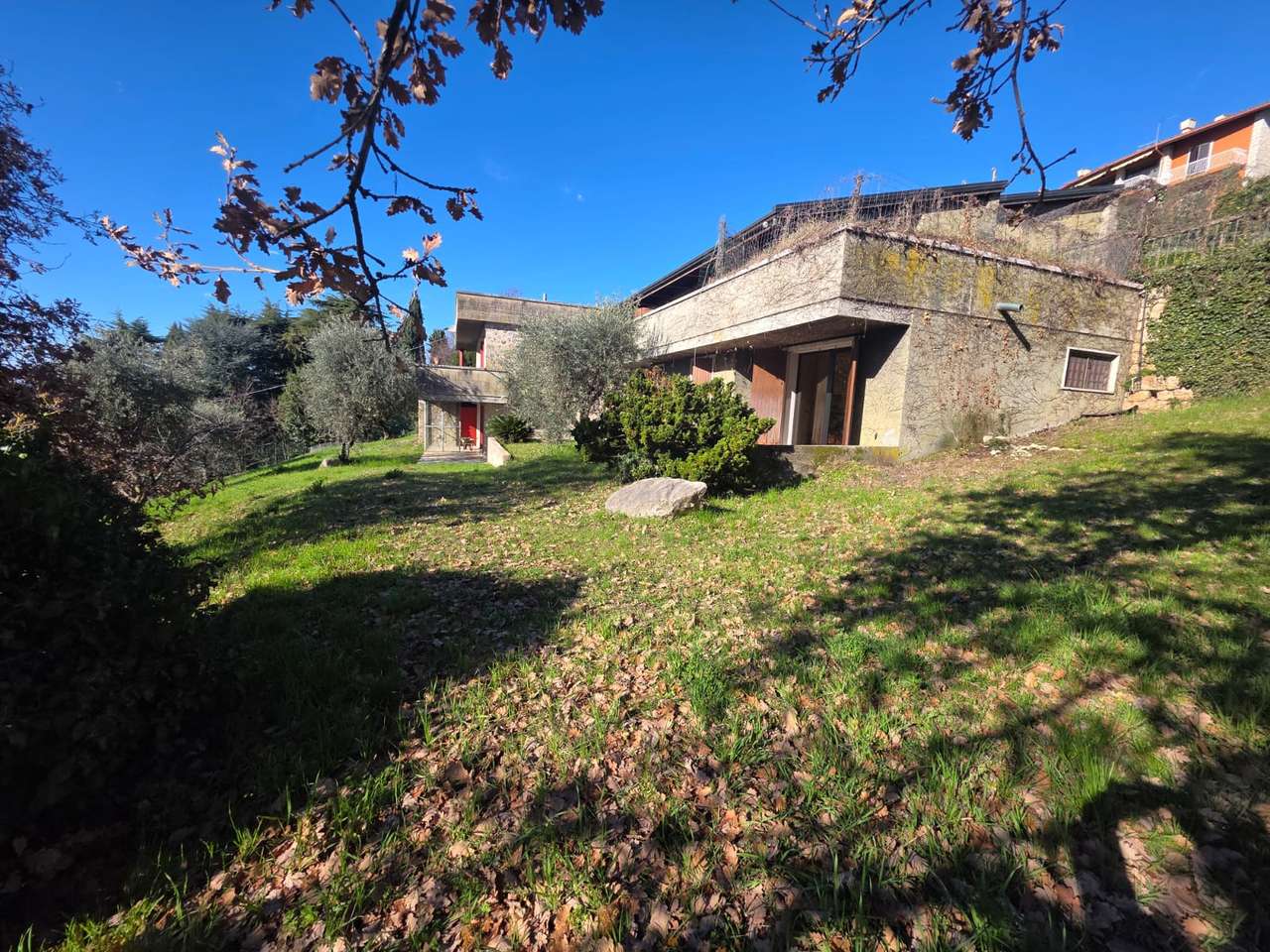 Prestigeträchtiges Architektenhaus in bester Lage Caprino Veronese am Gardasee