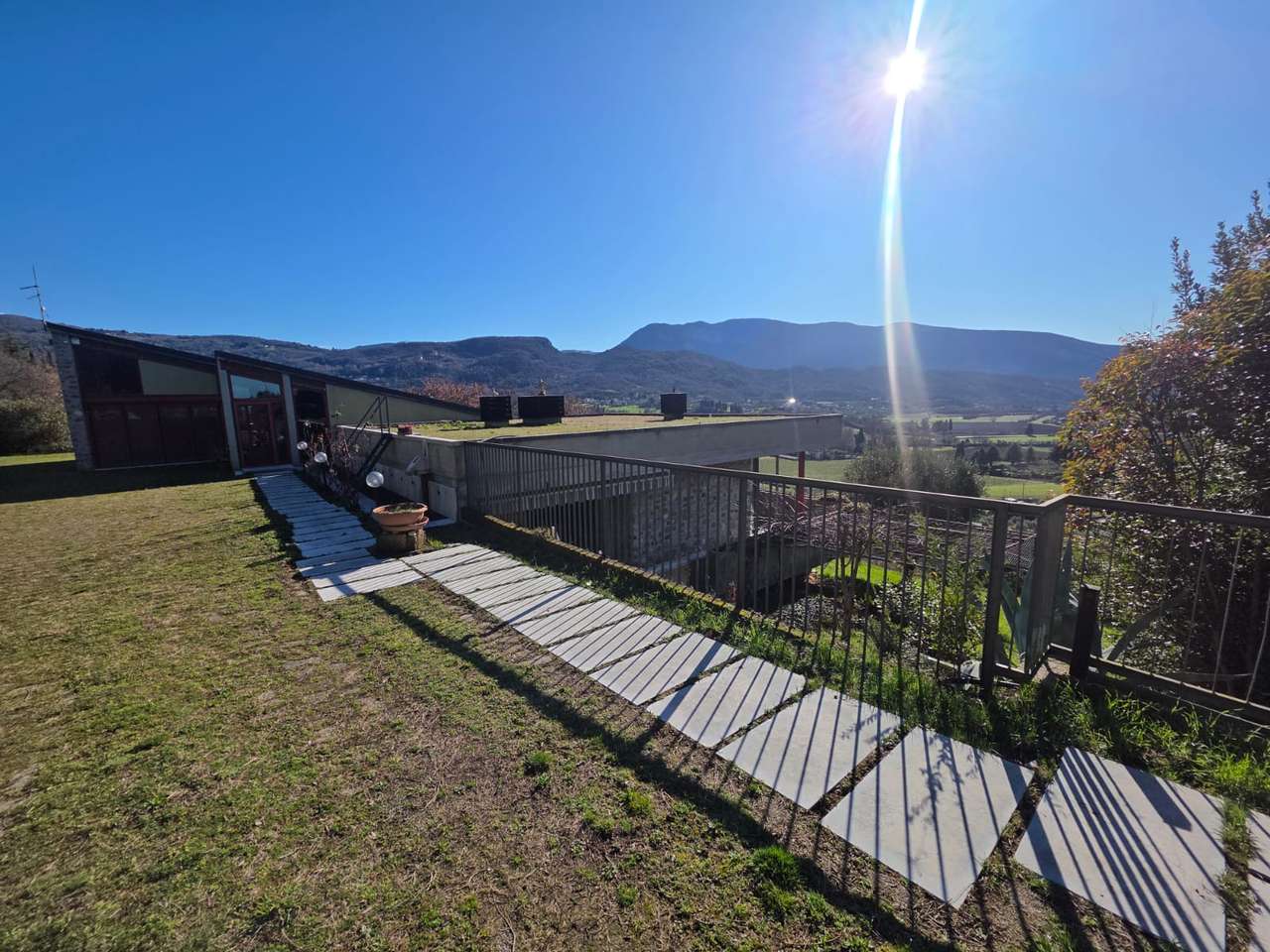 Prestigeträchtiges Architektenhaus in bester Lage Caprino Veronese am Gardasee