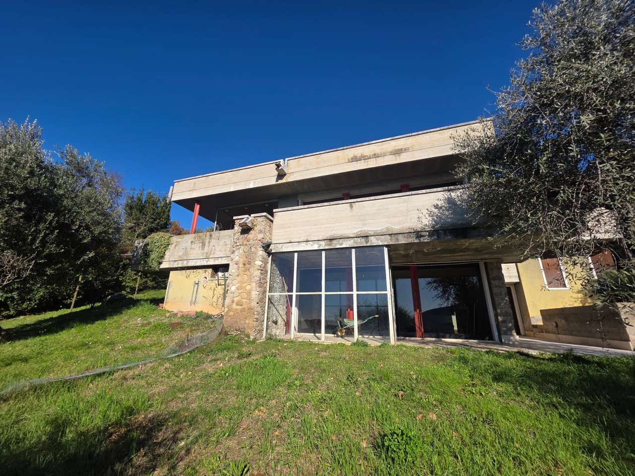 Prestigeträchtiges Architektenhaus in bester Lage Caprino Veronese am Gardasee