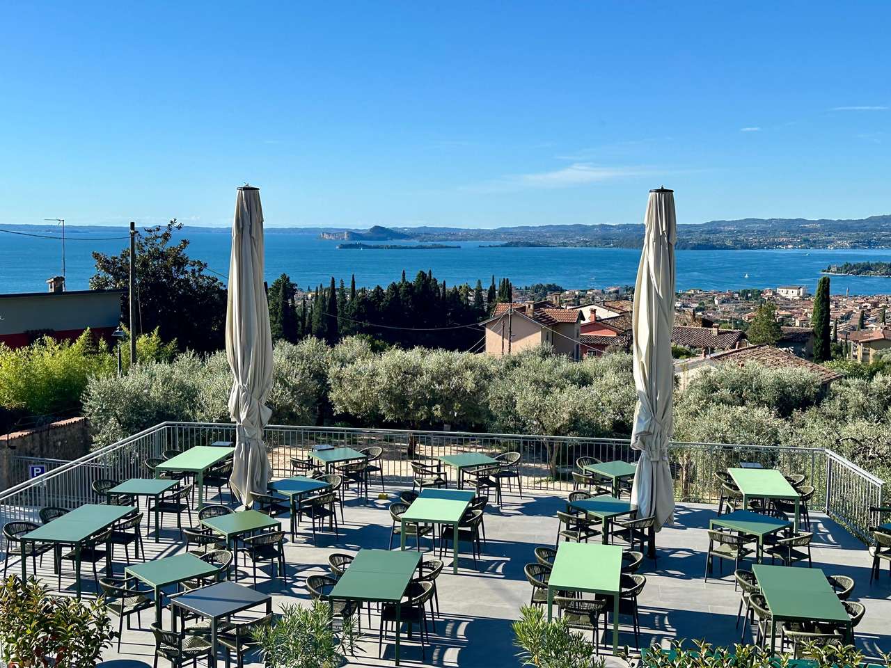 Restaurant mit Eisdiele und Seeblick, 145 Sitzplätze, Gardasee, neuwertig aus 2024