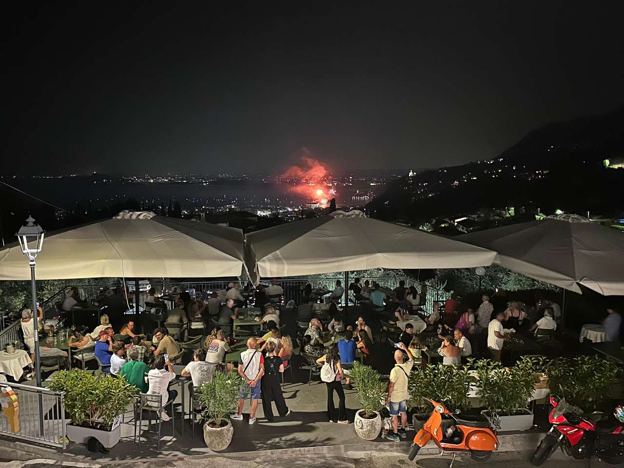 Restaurant mit Eisdiele und Seeblick, 145 Sitzplätze, Gardasee, neuwertig aus 2024