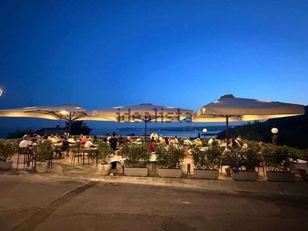 Restaurant mit Eisdiele und Seeblick, 145 Sitzplätze, Gardasee, neuwertig aus 2024