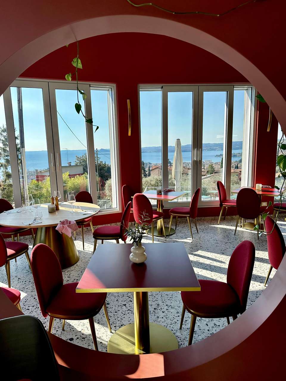 Restaurant mit Eisdiele und Seeblick, 145 Sitzplätze, Gardasee, neuwertig aus 2024