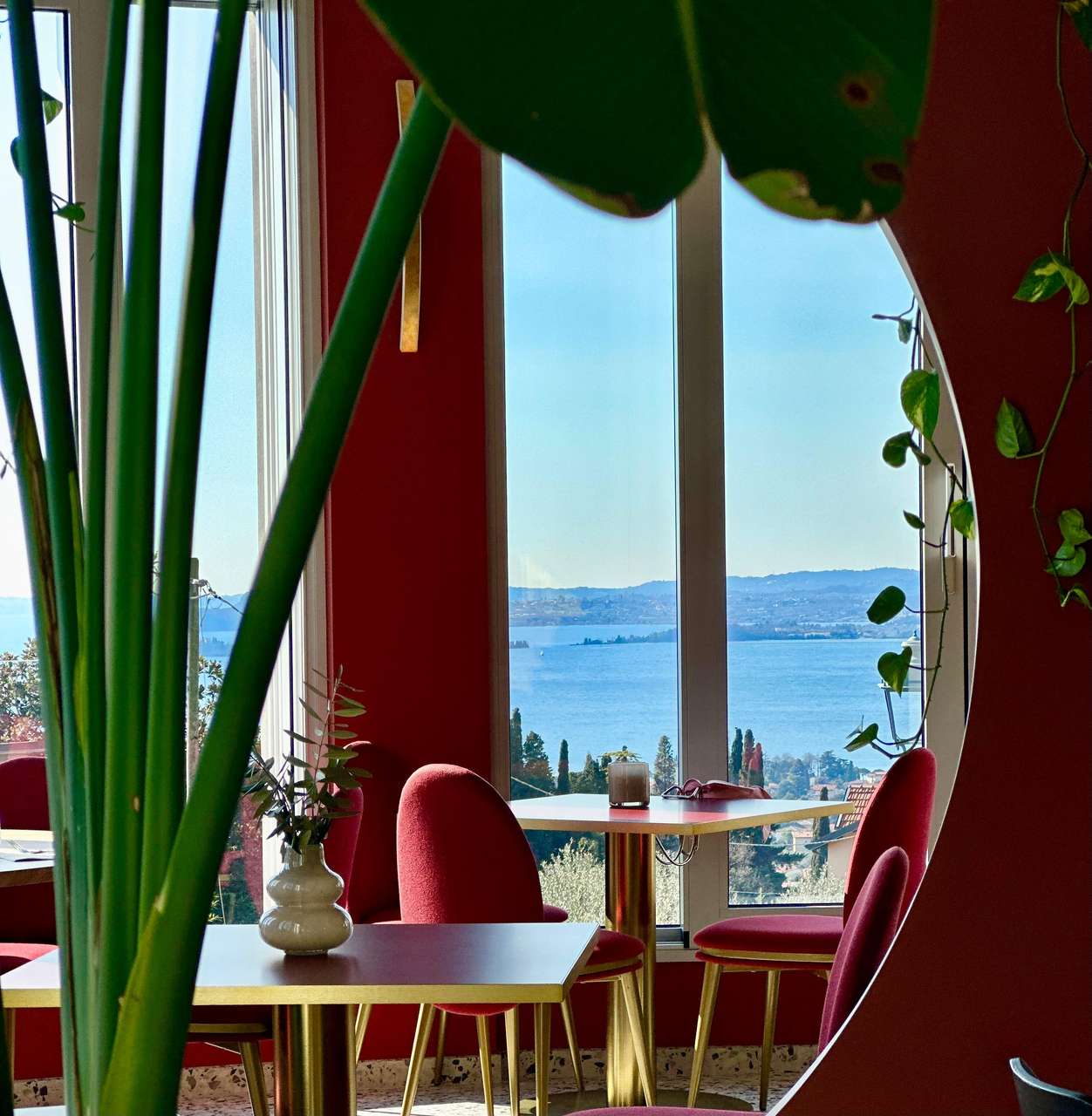 Restaurant mit Eisdiele und Seeblick, 145 Sitzplätze, Gardasee, neuwertig aus 2024