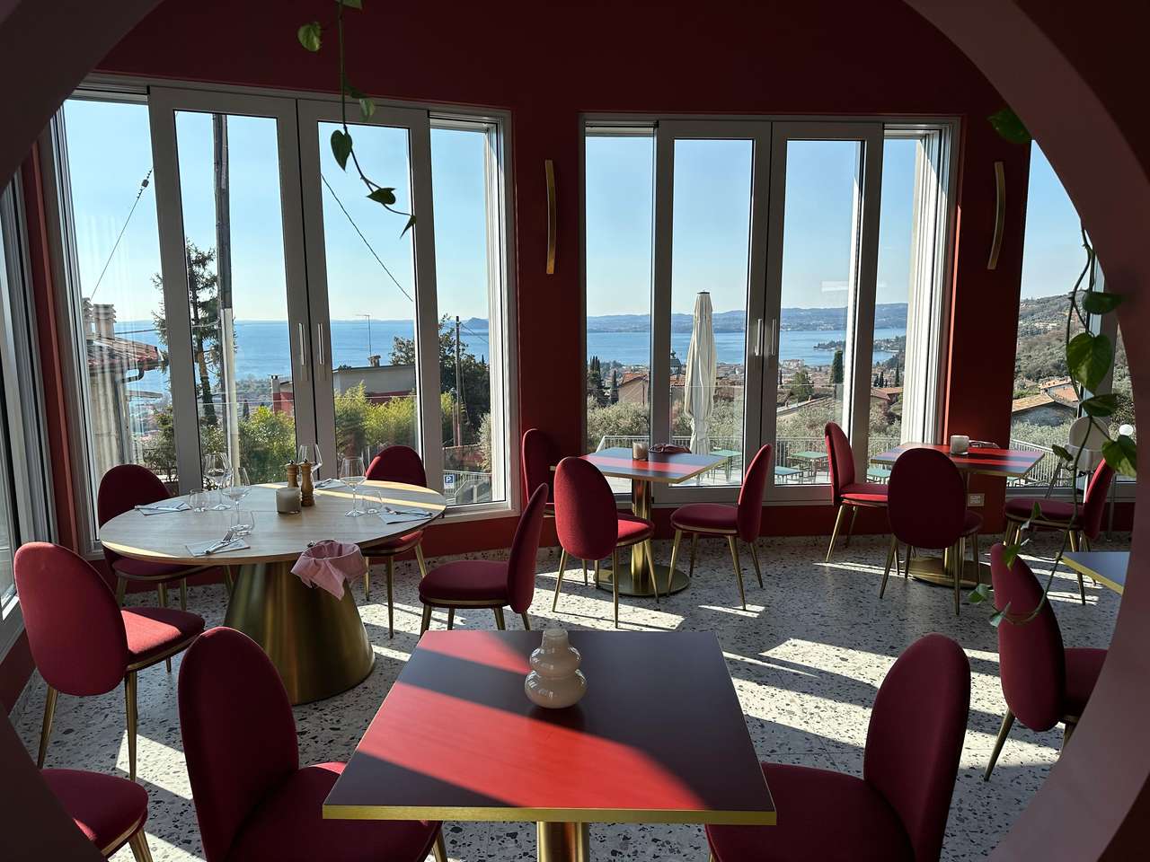 Restaurant mit Eisdiele und Seeblick, 145 Sitzplätze, Gardasee, neuwertig aus 2024