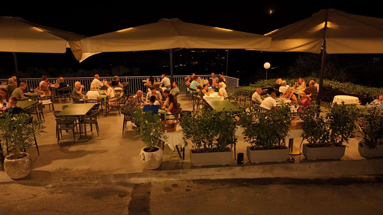 Restaurant mit Eisdiele und Seeblick, 145 Sitzplätze, Gardasee, neuwertig aus 2024