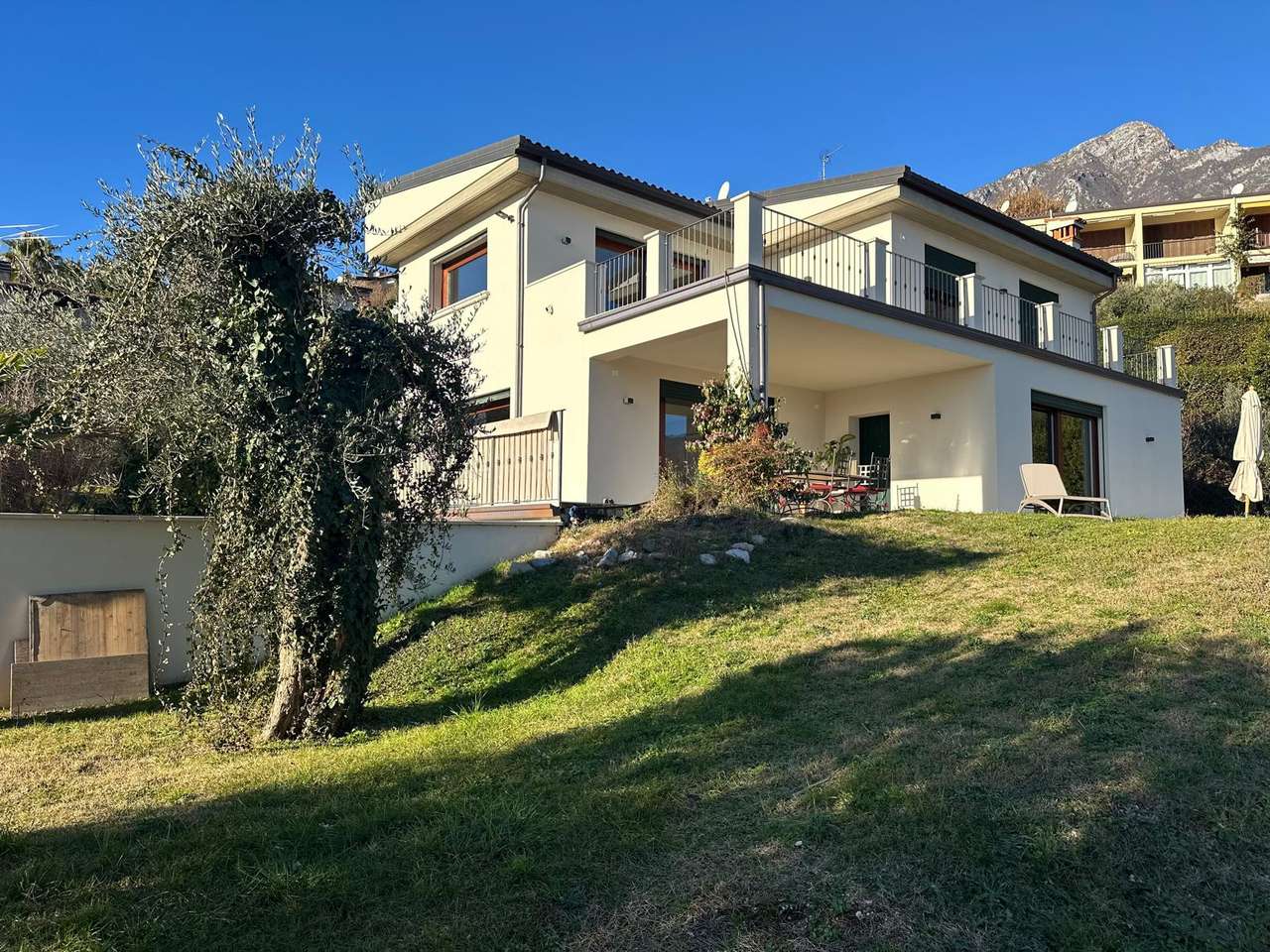 renovierte Villa mit Seeblick, 250qm Wfl., Garten, Garage, Klima