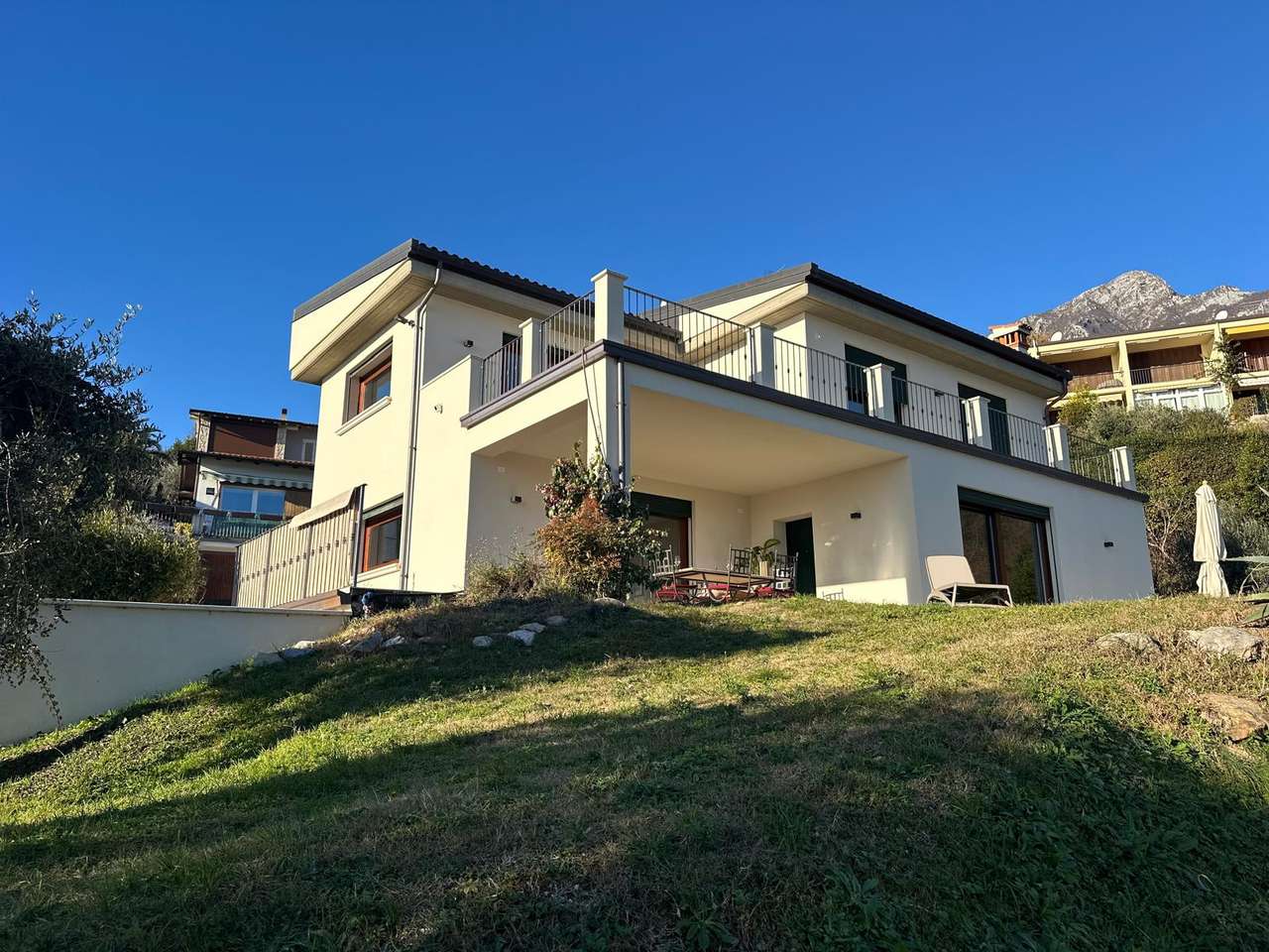 renovierte Villa mit Seeblick, 250qm Wfl., Garten, Garage, Klima