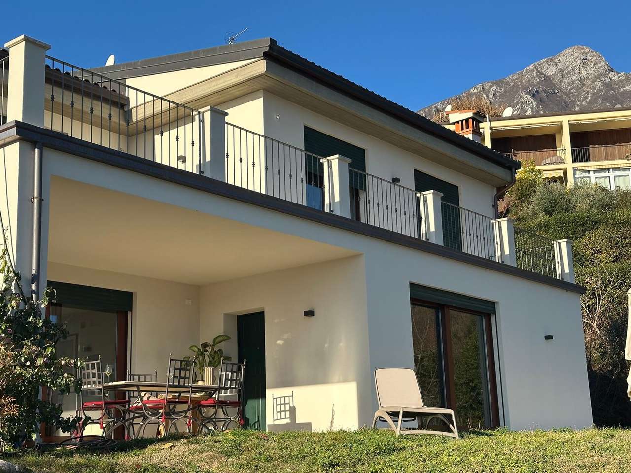 renovierte Villa mit Seeblick, 250qm Wfl., Garten, Garage, Klima