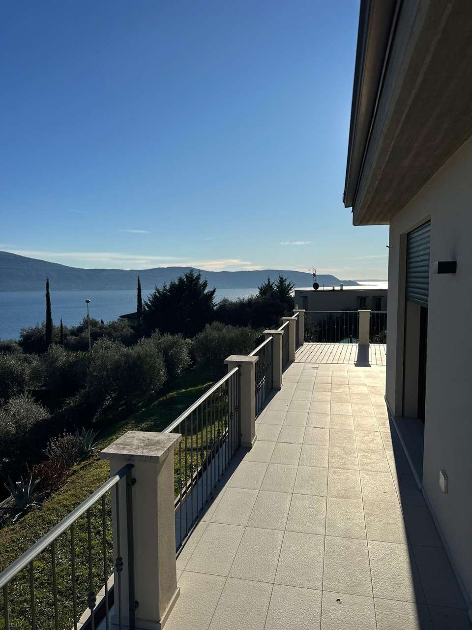 renovierte Villa mit Seeblick, 250qm Wfl., Garten, Garage, Klima