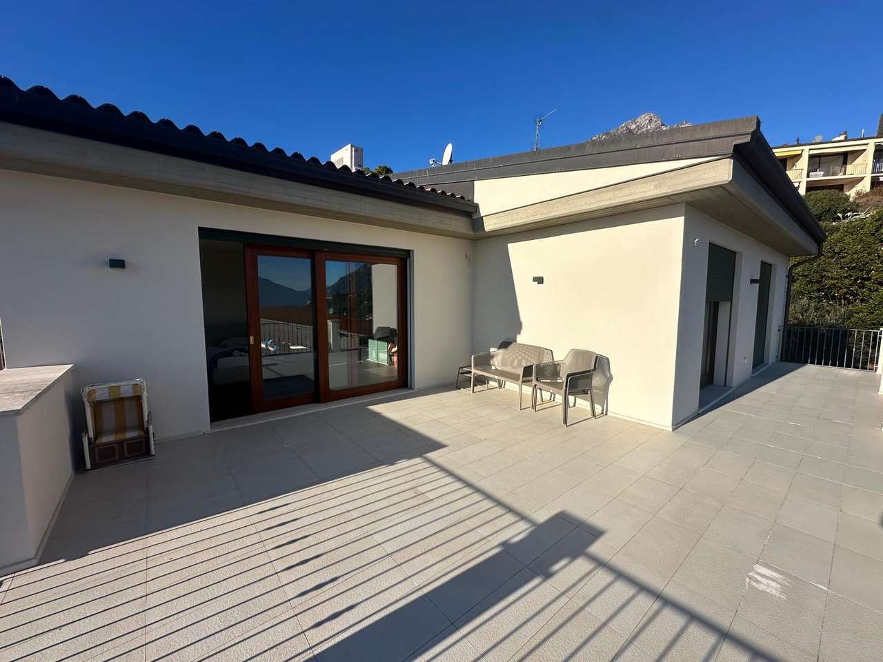 renovierte Villa mit Seeblick, 250qm Wfl., Garten, Garage, Klima