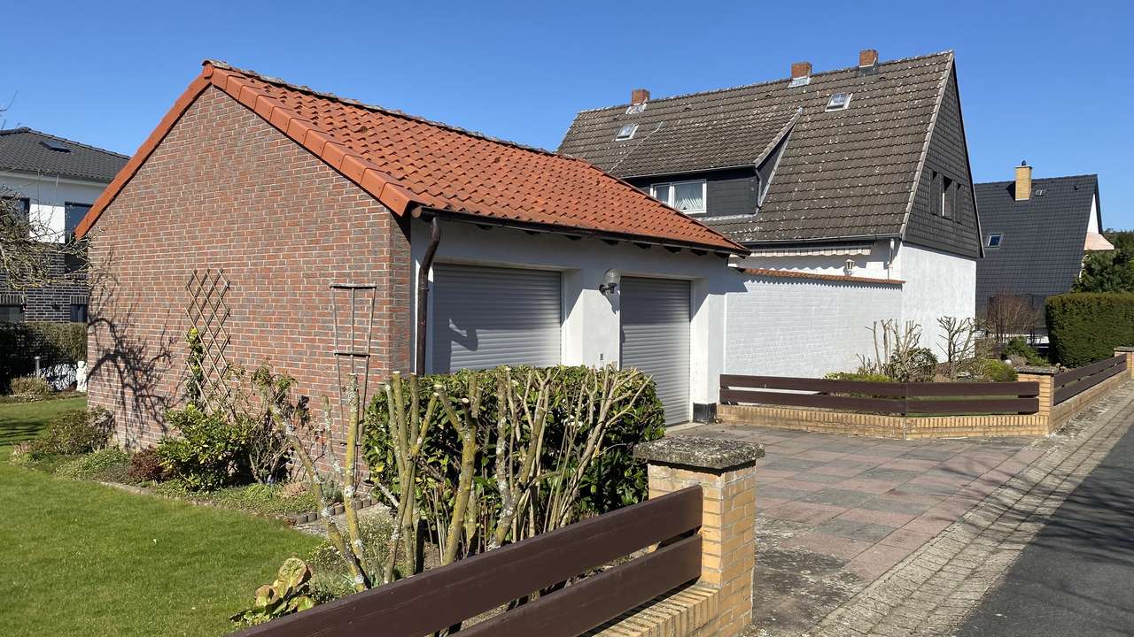 reserviert - 6 Zi. Einfamilienhaus mit Doppelgarage, EBK, neues Bad, Garten
