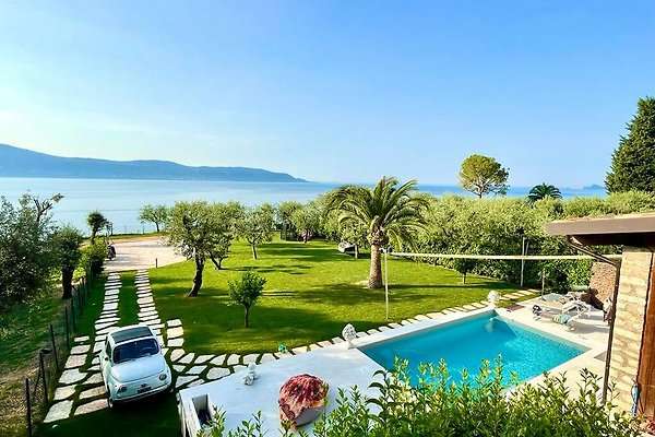 Villa mit Panoramablick Gardasee, Pool, Bootsanleger, Seezugang, ruhige Lage