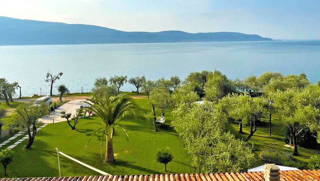 Villa mit Panoramablick Gardasee, Pool, Bootsanleger, Seezugang, ruhige Lage
