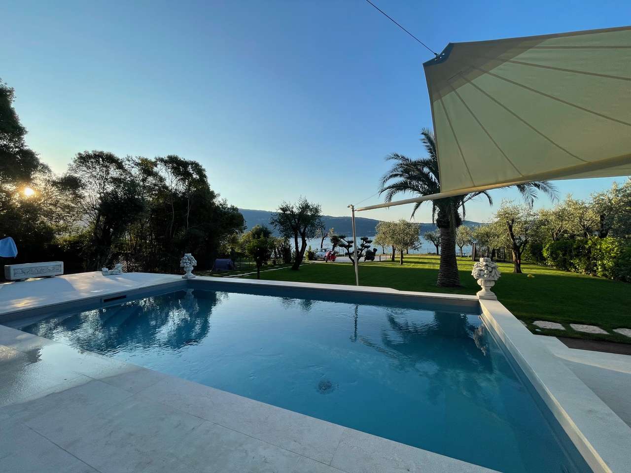 Villa mit Panoramablick Gardasee, Pool, Bootsanleger, Seezugang, ruhige Lage