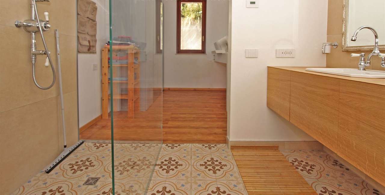 Villa mit Panoramablick Gardasee, Pool, Bootsanleger, Seezugang, ruhige Lage