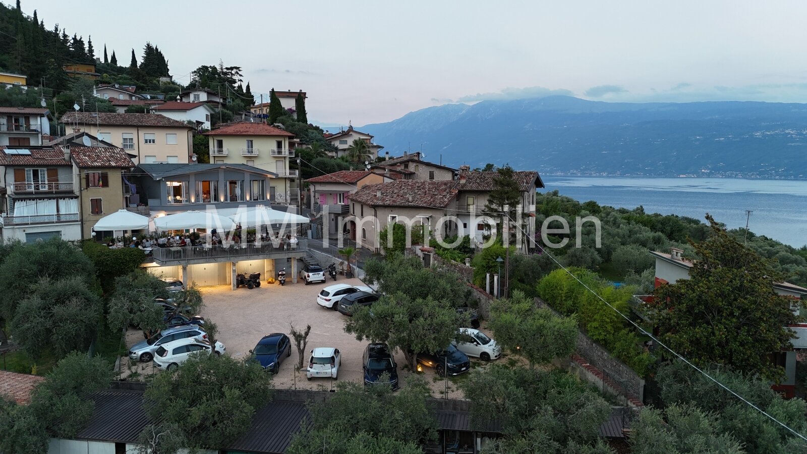 Restaurant mit Eisdiele und Seeblick, 145 Sitzplätze, Gardasee, neuwertig aus 2024