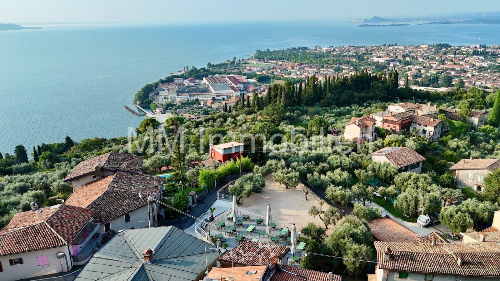 Restaurant mit Eisdiele und Seeblick, 145 Sitzplätze, Gardasee, neuwertig aus 2024