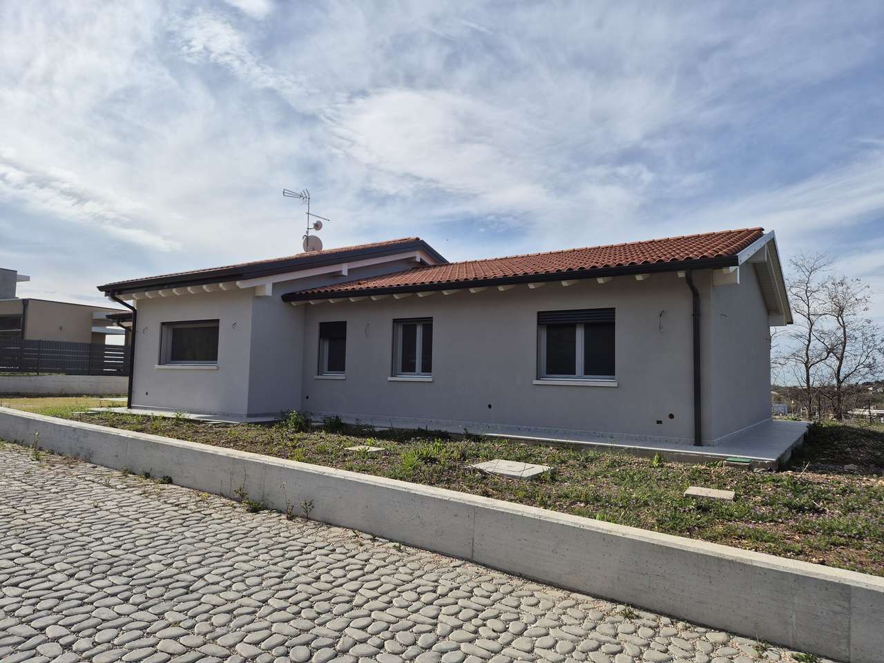 Bezugsfertiger 4-Zi-Neubau mit Luxus-Ausstattung, Garten, Terrasse, Garage