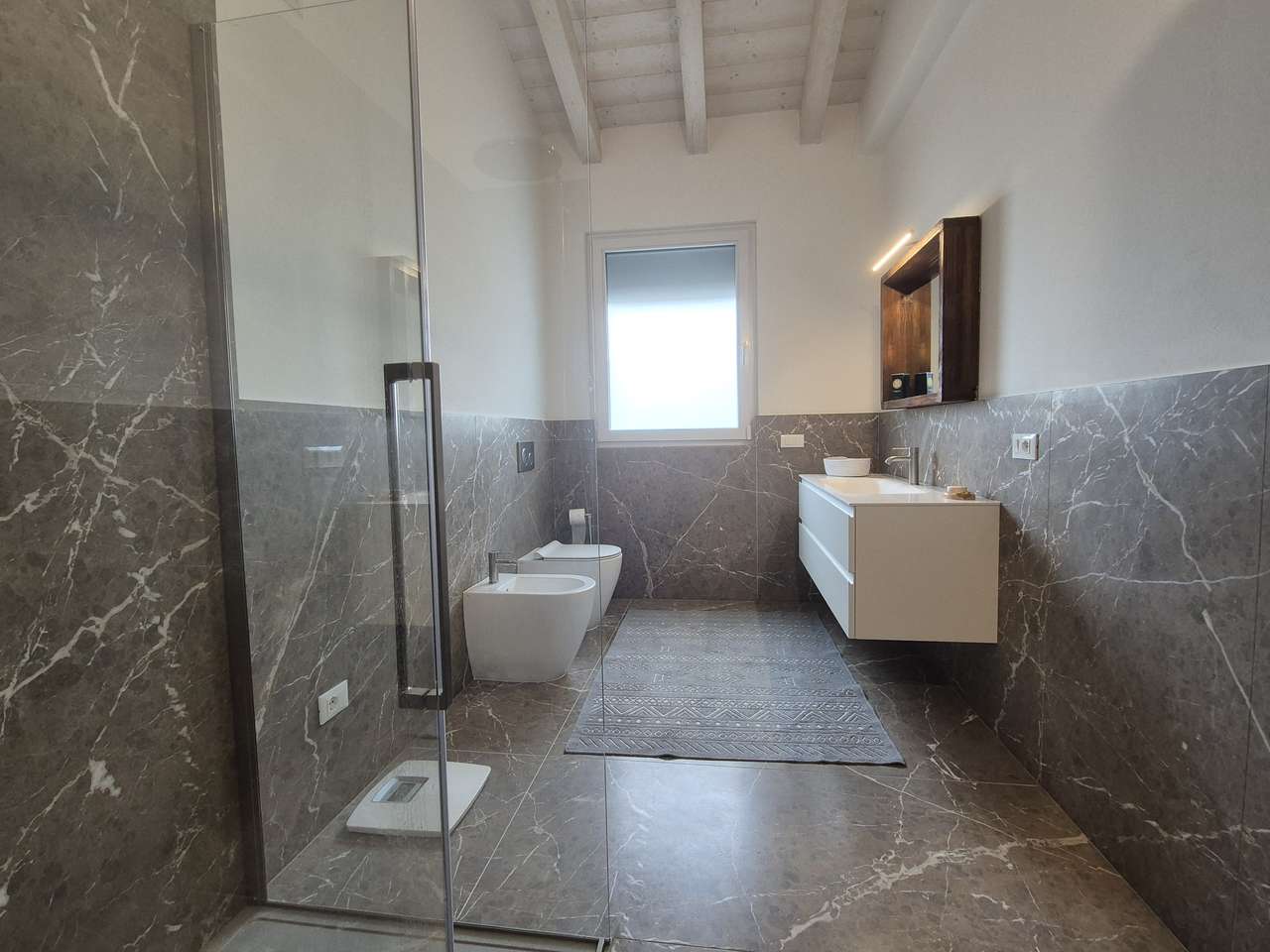 Bezugsfertiger 4-Zi-Neubau mit Luxus-Ausstattung, Garten, Terrasse, Garage