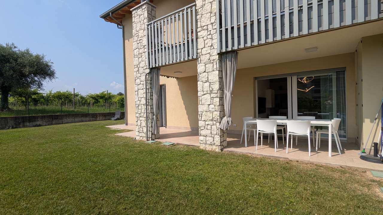 moderne 4 Zi.-Wohnung mit Garten, Pool, Garage in Lazise Gardasee