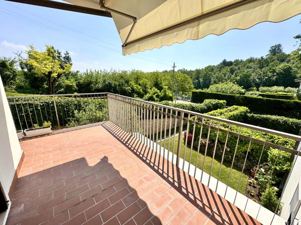 schicke 2-Zi.-Wohnung mit gr. Balkon, Fernblick und Pool am Gardasee