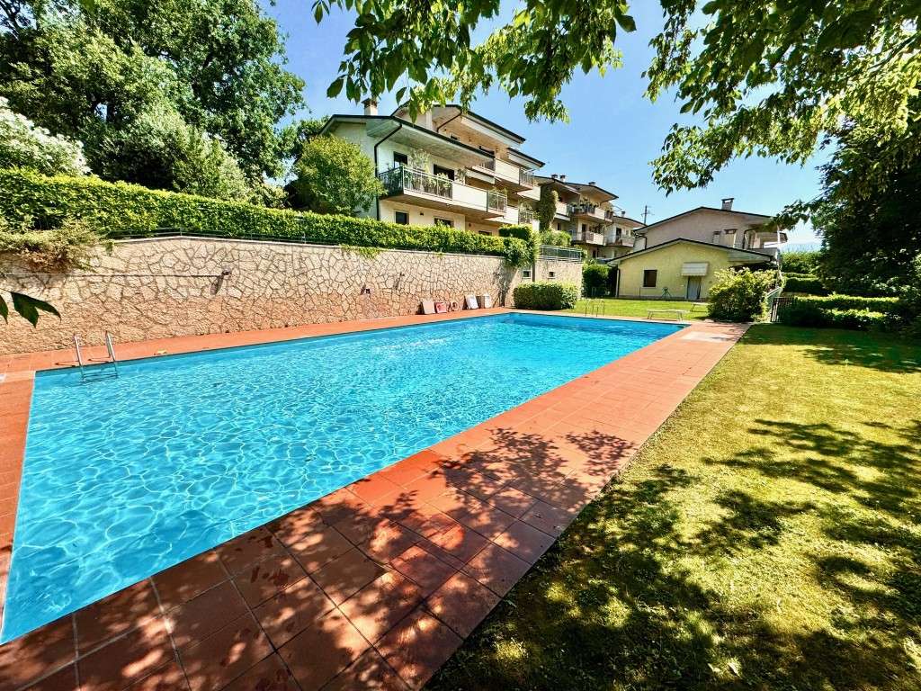 schicke 2-Zi.-Wohnung mit gr. Balkon, Fernblick und Pool am Gardasee
