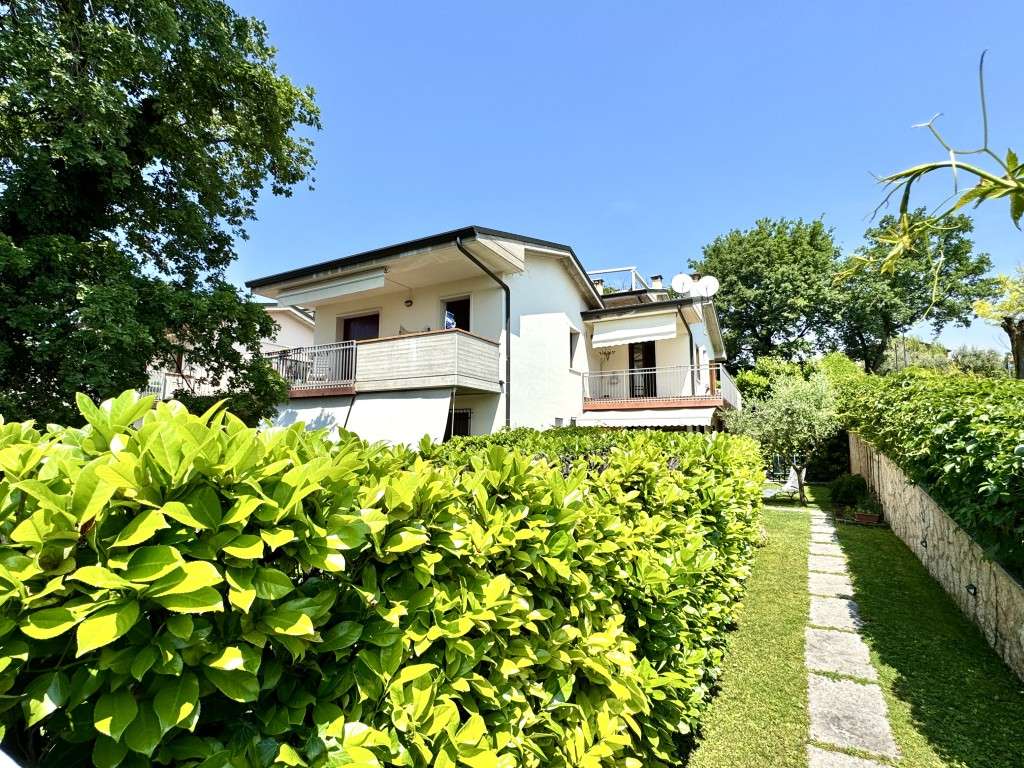 schicke 2-Zi.-Wohnung mit gr. Balkon, Fernblick und Pool am Gardasee