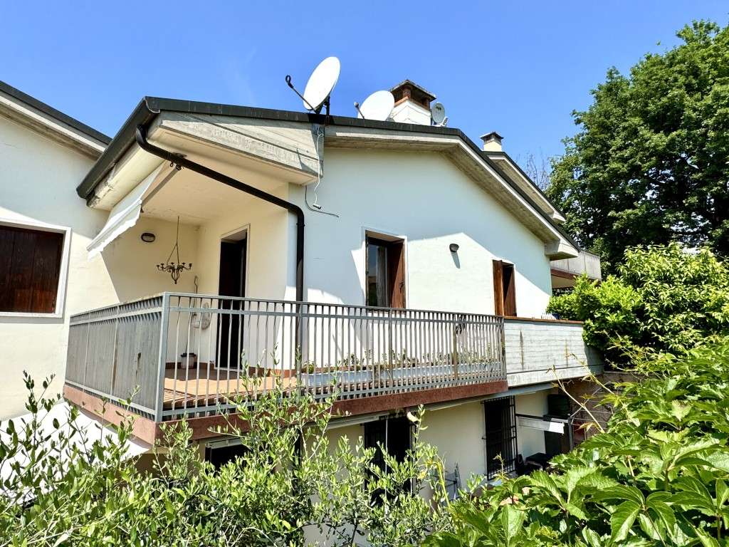 schicke 2-Zi.-Wohnung mit gr. Balkon, Fernblick und Pool am Gardasee